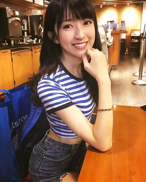 Sở dĩ nữ MC nổi tiếng ''lắp bắp'' và mất bình tĩnh khi phỏng vấn Faker là vì anh chàng cứ...nhìn chằm chằm Yuniko thay vì nhìn vào camera hay khán giả. Nhiều fan cho rằng nếu như họ ủng hộ nhiệt tình cặp đôi này, tiếc rằng Faker vẫn kiên quyết nói không.