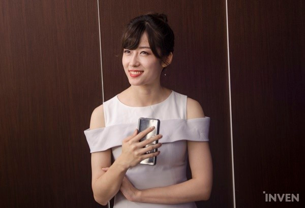 Một mỹ nhân LMHT khác từng nhiều lần bày tỏ sự hâm mộ và yêu mến của mình dành cho ''tổng tài'' Faker là WeiWei - nữ phát ngôn viên của đội tuyển Royal Never Give Up.