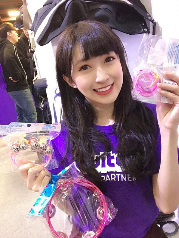 Yuniko cũng chính là người mạnh dạn cầu hôn HLV KkOma điển trai. Khi cô hỏi anh đánh giá ra sao về phụ nữ Đài Loan, KkOma ngay lập tức trả lời rằng: “Tôi vô cùng ngạc nhiên về sự xinh đẹp của những cô gái Đài Loan” và nữ phóng viên này nói tiếp rằng “KkOma, please marry me!”.