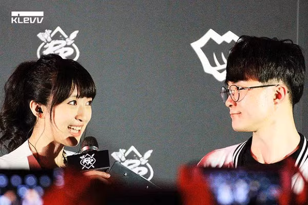 Yuniko là một trong những nữ MC LMHT nổi tiếng ''crush'' Faker, đến từ khu vực LMS. Khi được hỏi về tuyển thủ LMHT yêu thích nhất, cô nàng xinh đẹp từng tiết lộ rằng cô rất "mê đắm" Faker.