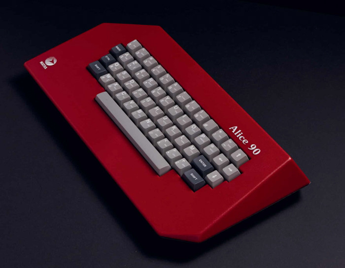 Bàn phím Matra Alice 90 (1985) gây ấn tượng với màu sắc đỏ nổi bật.