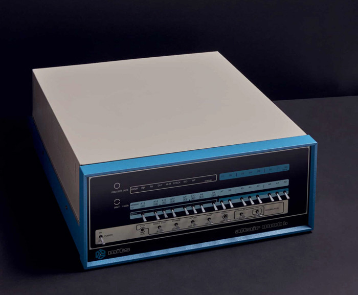Năm 1975, máy tính gia đình cổ MITS Altair 8800B ra đời, trông giống như một chiếc lioa thay vì máy tính.