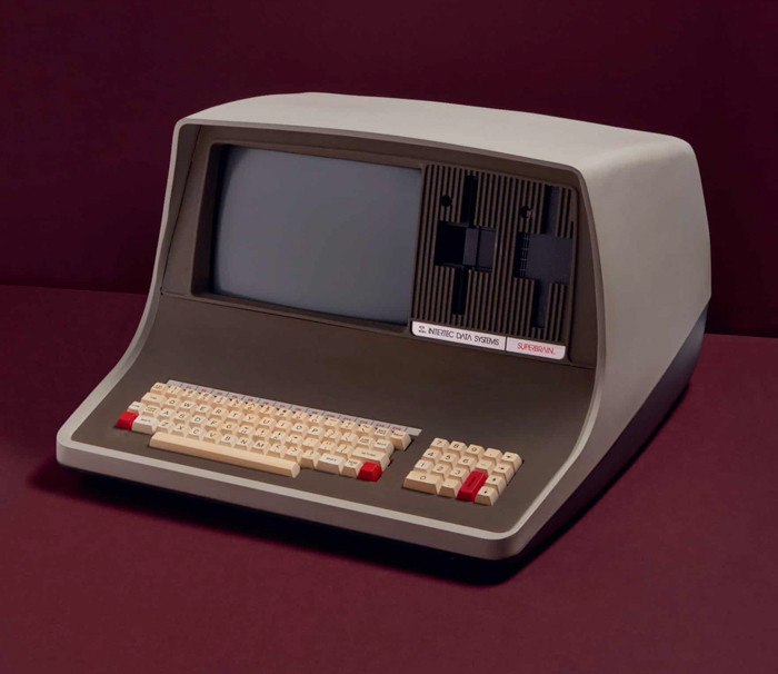 Ntertec Superbrain (1979) là phiên bản thu nhỏ hơn của máy tính Commodore PET 2001