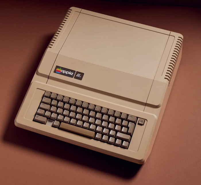 Apple IIe (1983) khác xa so với những thiết bị công nghệ được sử dụng ngày nay