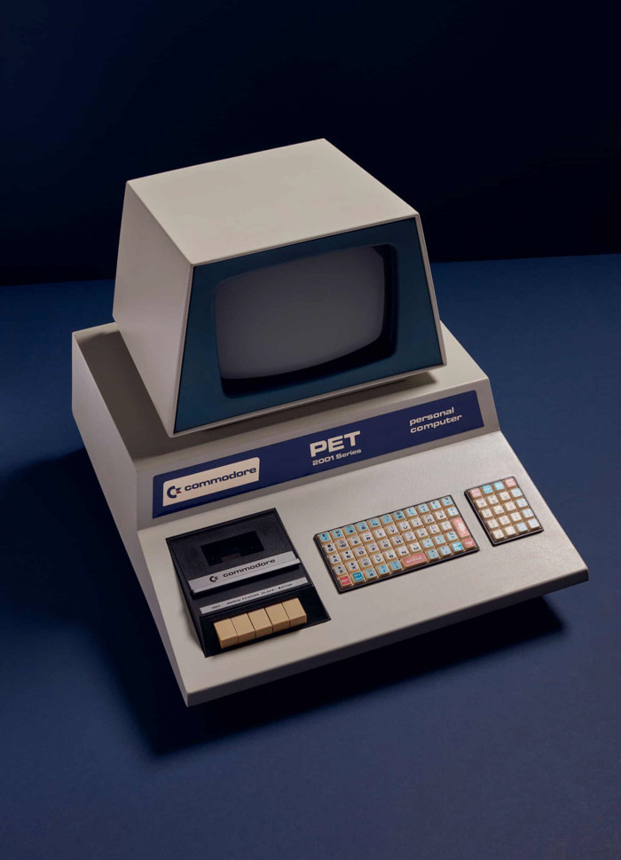 Đến năm 1977 có vẻ như máy tính thời ”ông bà anh” đã có sự thay đổi đáng kể. Chiếc Commodore PET 2001 đã có màn hình và bàn phím riêng.