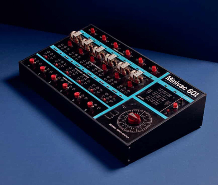 Chiếc SDC Minivac 601 được sáng tạo và sử dụng vào năm 1961. Nhìn sơ qua khó có ai hiểu được cơ chế hoạt động của thiết bị công nghệ phức tạp này.