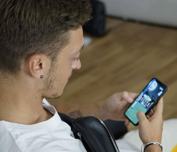 Anh thường xuyên chia sẻ hình ảnh cùng chiếc iPhone X trên mạng xã hội. Hiện, Instagram cá nhân của Ozil thu hút 21,7 triệu lượt theo dõi, trong khi các cầu thủ khác của Arsenal chỉ dừng ở con số vài triệu người.