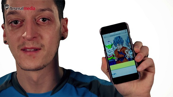 HLV Mikel Artetav không phải là iFan duy nhất trong đội tuyển Arsenal. Chân sút nổi tiếng Mesut Ozil cũng được cho là từng sử dụng nhiều phiên bản điện thoại của Apple.