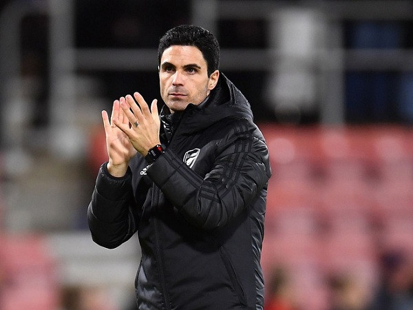 Nếu theo dõi vị HLV trẻ tuổi này, có thể thấy Apple Watch cùng anh xuất hiện cả trên sân cỏ, các cuộc họp báo lớn nhỏ, cho đến những hình ảnh đời thường.