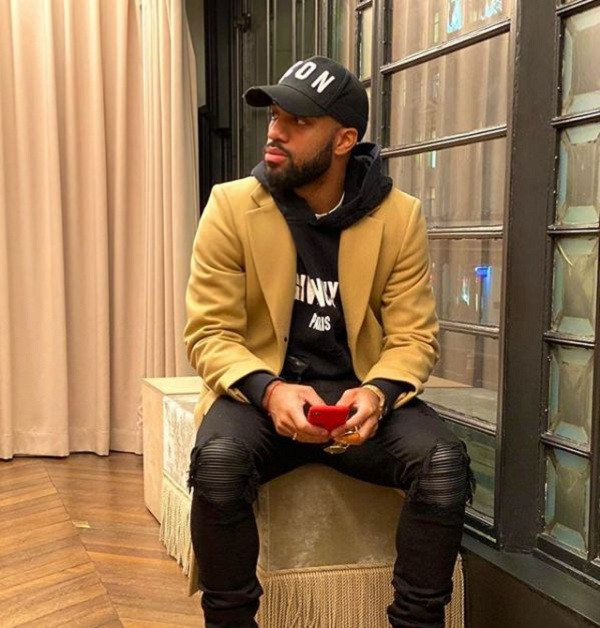 Alex Lacazette cũng khá chăm chỉ cập nhật mạng xã hội. Anh từng nhiều lần khoe ảnh chụp cùng chiếc điện thoại iPhone dòng X hoặc XS Max với ốp lưng màu đỏ nổi bật.