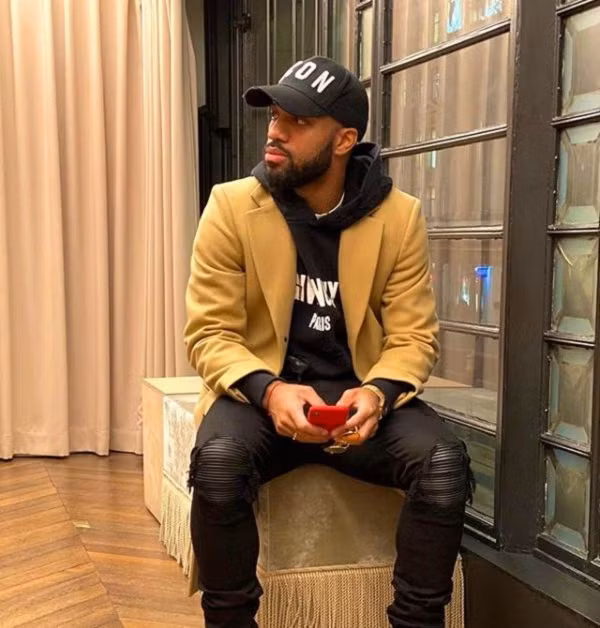 Alex Lacazette cũng khá chăm chỉ cập nhật mạng xã hội. Anh từng nhiều lần khoe ảnh chụp cùng chiếc điện thoại iPhone dòng X hoặc XS Max với ốp lưng màu đỏ nổi bật.