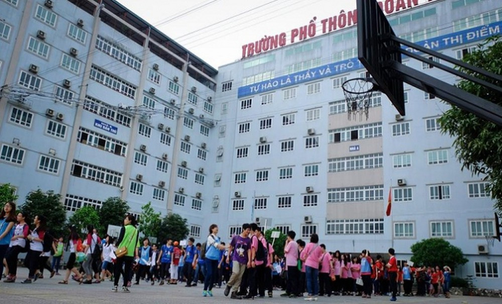 Phu huynh hoc sinh bi moc vi giua san truong Doan Thi Diem