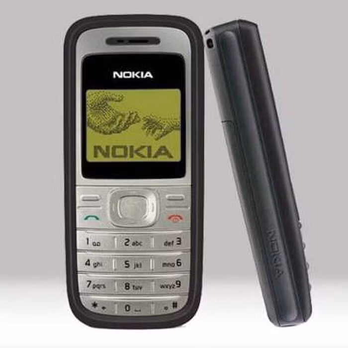 Mang đến thời lượng pin tuyệt vời và màn hình đơn sắc nền xanh đặc trưng, Nokia bán được 150 triệu máy Nokia 1200 trong suốt vòng đời. Chiếc máy này cũng ra mắt cùng thời điểm với chiếc iPhone đầu tiên năm 2007.