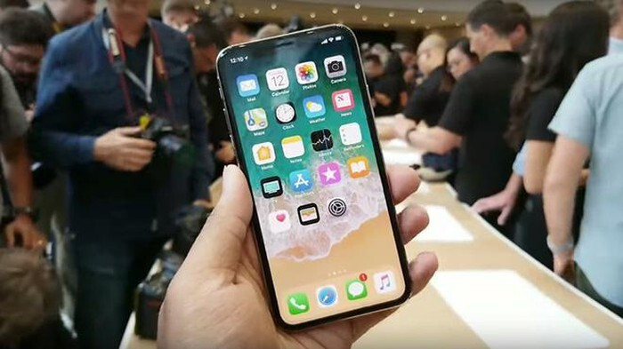 Đây là chiếc điện thoại nối tiếp thành công rực rỡ của những iPhone X, XS, XR. Năm 2019, Apple tiếp tục tạo nên cơn “sốt” khi cho ra mắt mẫu điện thoại iPhone 11, sở hữu thiết kế tràn viền với “tai thỏ”. Viền bezel phía trên và dưới cũng được làm gọn lại nhằm tối đa màn hình sử dụng. Cùng với đó, 4 góc của máy cũng được bo tròn nhẹ tạo cảm giác chắc chắn khi cầm trên tay. Mặt lưng iPhone 11 làm từ chất liệu khung nhôm bền bỉ, mặt kính sang trọng, tinh tế.