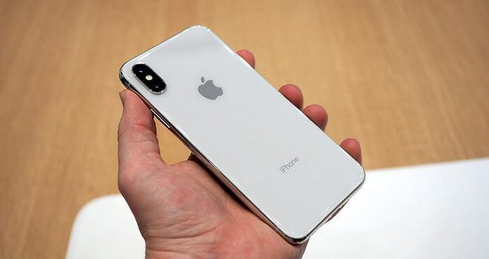 iPhone X ra đời cuối năm 2017, trở thành đại diện cho sự nỗ lực phấn đấu không ngừng của hãng Apple. Bản thân X cũng đã sở hữu thiết kế khó tin trong ngành công nghiệp điện tử. Khi ở chế độ tắt, màn hình giống tấm kính liền mạch, không giống như iPhone 7 và 8.