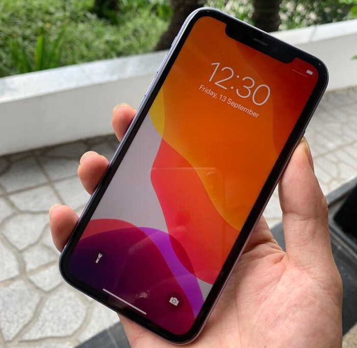 iPhone X đã tiến rất gần tới mục tiêu thiết kế điện thoại thông minh toàn màn hình, đặc biệt với màn hình OLED tràn cạnh tuyệt đẹp. Điểm trừ của thiết kế chính là phần “tai thỏ” khó hiểu và camera sau vẫn ở dạng nổi.