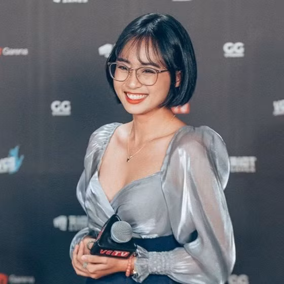 Thời gian gần đây, Minh Nghi gây chú ý khi công khai chuyện hẹn hò cùng streamer Bomman - Mai Nam Hải. Cả hai được đánh giá đẹp đôi, tài năng, lại có chung sở thích về mảng game.