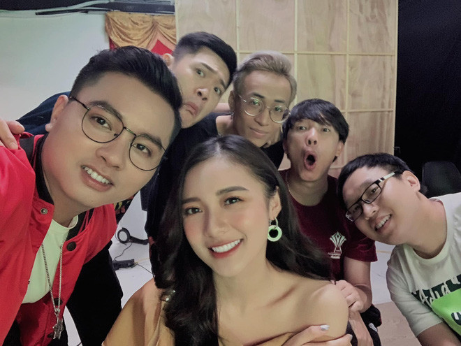 Cô nàng MC có nụ cười toả nắng, thần thái kiêu sa cùng cách dẫn dắt khéo léo tự nhiên nhận được rất nhiều tình cảm từ khán giả, đặc biệt là cộng đồng Liên Quân Mobile.