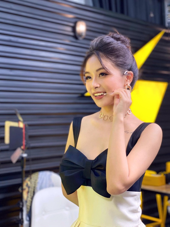 Ngoài làm MC eSports, 9X đảm nhận vai trò MC cho nhiều chương trình đình đám trên sóng quốc gia như: S-Việt Nam, VTV Travel, VVietnam.