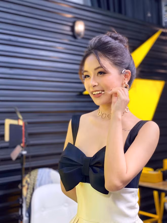 Ngoài làm MC eSports, 9X đảm nhận vai trò MC cho nhiều chương trình đình đám trên sóng quốc gia như: S-Việt Nam, VTV Travel, VVietnam.