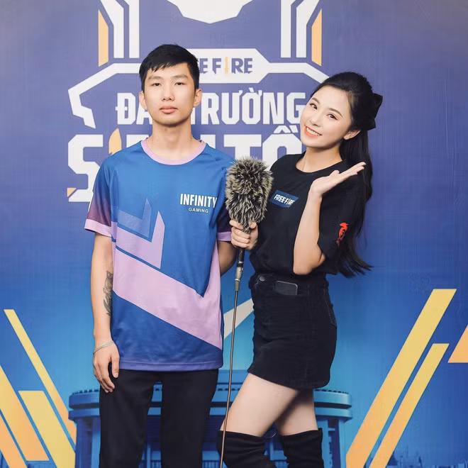 Từng xuất hiện trong Đấu Trường Danh Vọng, eSports TV, nữ MC thuyết phục được cả người xem và những game thủ khó tính nhất bởi sự sắc sảo, nhanh nhẹn và lối dẫn thu hút, thông minh.