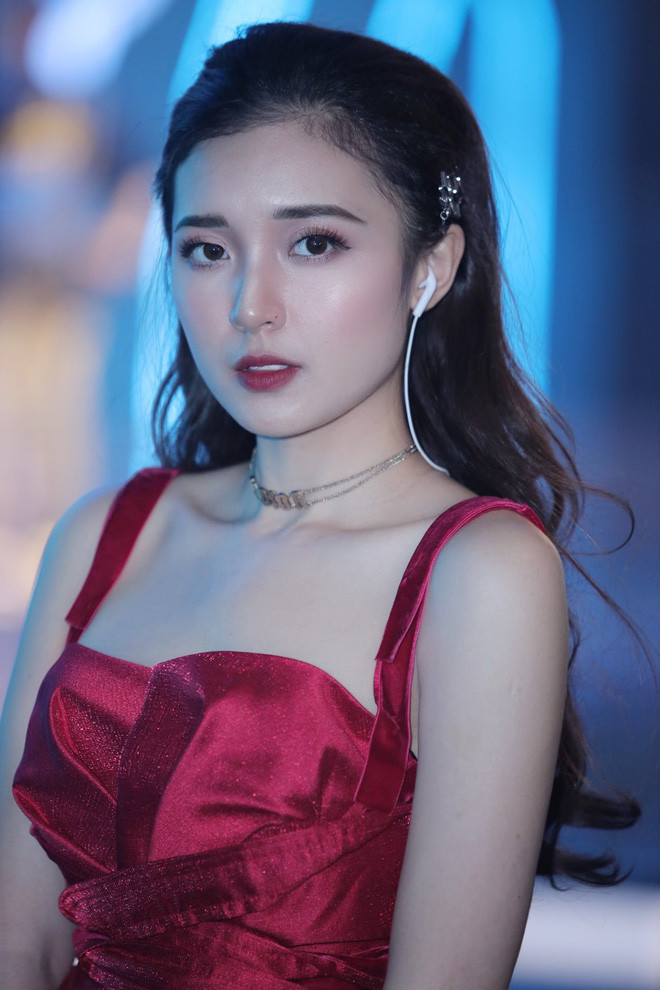 Dù vóc dáng không quá nổi trội, nhưng Phương Thảo vẫn nhận không ít lời khen nhờ phong thái dẫn tự tin cùng sự thông minh.