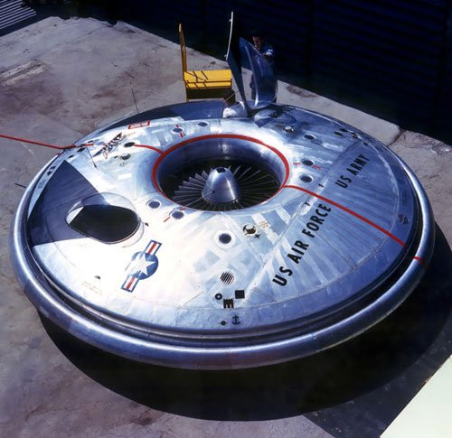 Ý tưởng chế tạo đĩa bay vào thập niên 1950 không có gì mới lạ. Trước đó, các kỹ sư của Đức Quốc Xã từng thực hiện điều này. Vào năm 1939, dự án cỗ máy mang hình chiếc đĩa, có thể cất cánh thẳng đứng được nhà thiết kế hàng không Heinrich Focke của hãng Focke-Wulf đăng ký phát minh. Còn có một “chiếc đĩa bay” khác có tên gọi AS-6 do Arthur Sack thiết kế, nhưng khi thử nghiệm lại thất bại.