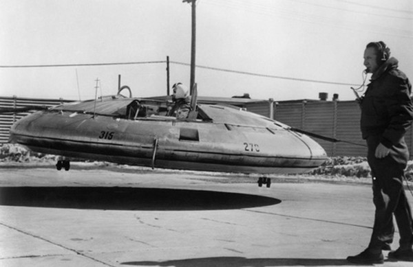 Mô hình đĩa bay đầu tiên do John Frost thiết kế được gọi là Project Y. Hình dáng của nó giống như một cái lưỡi mai. Kế hoạch này được Bộ Quốc phòng Canada tài trợ với số tiền là 400.000 đô la Canada. Đến năm 1953, Avro Aircraft giới thiệu mô hình đĩa bay bằng gỗ và thông tin này nhanh chóng được các phương tiện truyền thông đưa tin. Khi đó báo giới còn đồn đoán, Canada sắp sửa có đĩa bay. Tuy thế, Project Y sau đó không được hỗ trợ thêm tài chính nên đành phải hủy bỏ.