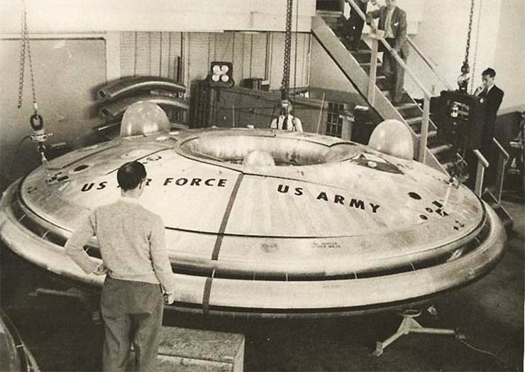 Nguyên mẫu của những chiếc đĩa bay, kể cả chiếc mang tên Project 1794, Không lực Hoa Kỳ đã ký hợp đồng nghiên cứu thiết kế với công ty Canada là Avro Aircraft. Hợp đồng cho biết nhận lời với Lầu năm góc, công ty sẽ chế tạo hai chiếc đĩa bay thử nghiệm.