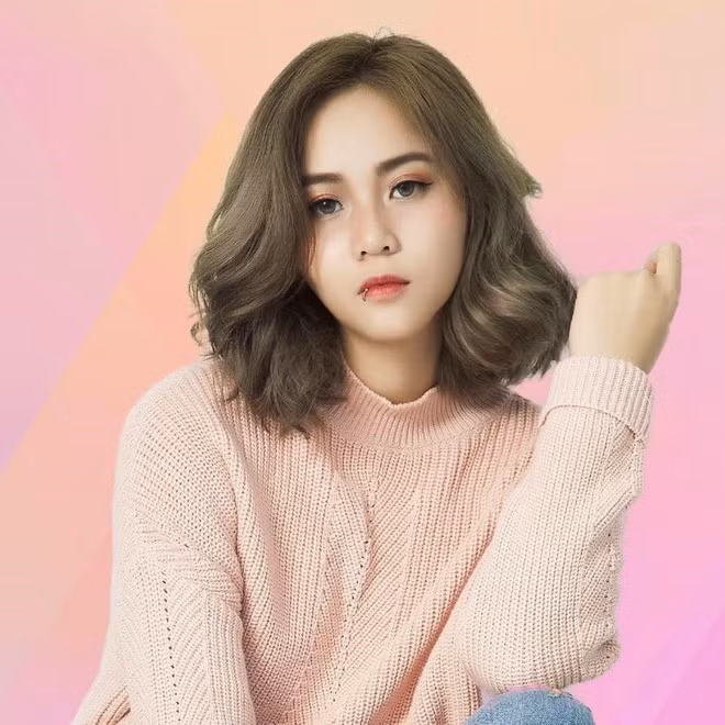 Vốn là sinh viên ngân hàng, MisThy cứ nghĩ mình rồi sẽ trở thành một nhân viên ngân hàng như bao nhân viên ngân hàng khác. Thế nhưng với niềm đam mê… chơi game và các dịch vụ trực tuyến, cô gái ấy lại quyết định từ bỏ hẳn ngành ngân hàng để theo đuổi niềm đam mê, chọn game làm sự nghiệp của mình.