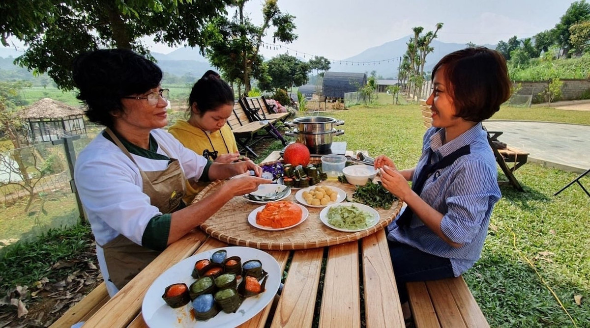 Trịnh Hồng Giang được sinh ra trong gia đình có nghề làm bánh truyền thống, bà và mẹ chị là những người lưu giữ bí quyết làm các loại bánh cổ truyền Hà Nội. Năm 2006, gia đình chị mở tiệm bánh Gia Trịnh với định hướng bánh Âu.