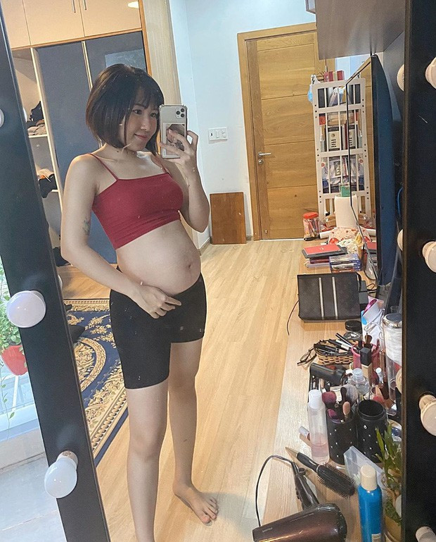 Chỉ có chiếc bụng nhỏ xinh xinh là dấu hiệu cho thấy Uyên Pu đang có em bé thôi chứ khuôn mặt, vóc dáng của cô nàng không hề có chút thay đổi nào.