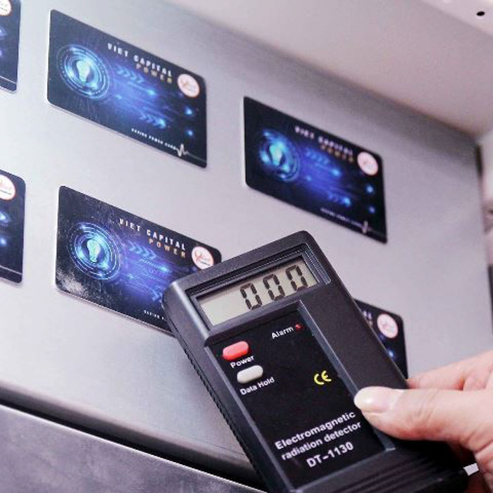 Muốn tiết kiệm điện, người tiêu dùng cần luôn nâng cao ý thức sử dụng điện tiết kiệm bằng các giải pháp mà các cơ quan quản lý nhà nước và ngành Điện đã khuyến cáo như tắt các thiết bị điện khi không sử dụng, dùng các thiết bị tiêu thụ ít điện năng được gắn nhãn tiết kiệm năng lượng do Bộ Công Thương kiểm định, không nên sử dụng đồng thời các thiết bị điện có công suất lớn (như điều hòa, bếp đun điện, bình đun nước nóng…), khi bật điều hoà làm mát chỉ đặt ở mức 26-27 độ C trở lên và sử dụng quạt kết hợp.