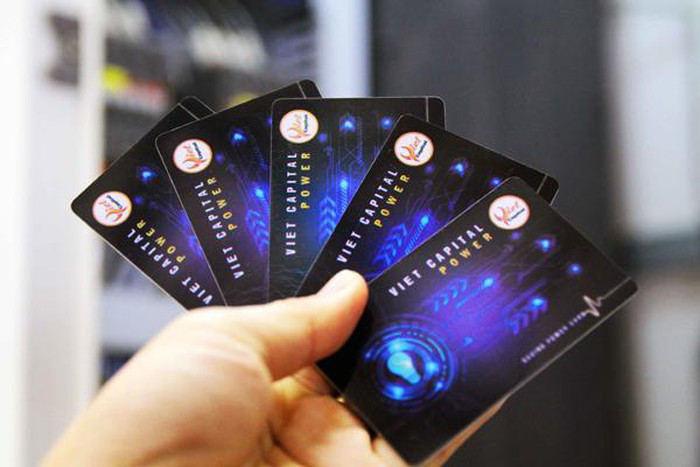 Theo quảng cáo trên các trang website, mạng xã hội, những chiếc thẻ này được cấu tạo từ những vật liệu cao cấp và hiếm, áp dụng công nghệ nano lượng tử tiên tiến nhất hiện nay. Khi lắp đặt thẻ vào hệ thống điện, sóng điện sẽ tác động vào thẻ làm kích hoạt các ion nano.