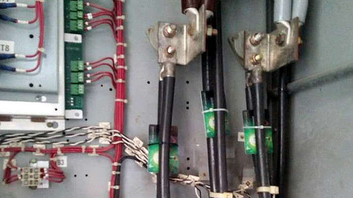 Không dừng lại ở đó, những người bán thậm chí còn "tung hô" rằng, những chiếc thẻ này còn có các tính năng đặc biệt như giảm sự phát xạ có hại của dòng điện và từ trường đối với sức khỏe con người. Mặc dù được quảng cáo có vô vàn chức năng nhưng mức giá bán của một thẻ tiết kiệm điện chỉ khoảng 1,5 triệu đồng. Điều này khiến người tiêu dùng không khỏi băn khoăn, lo lắng về hiệu quả thật sự của những chiếc thẻ tiết kiệm điện này.