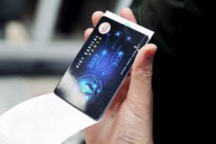 Các điện tích âm kết hợp với các thành phần cấu tạo khác của thẻ sẽ khử sóng hài và sóng bẩn, chỉ cho phép dòng hoạt động chính đi vào thiết bị. Nhờ vậy, những chiếc thẻ tiết kiệm điện kể trên sẽ có thể giúp người dùng tiết kiệm từ 10-30% chi phí tiền điện mỗi tháng.