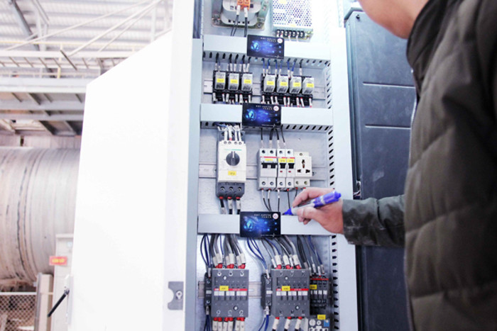 Thời gian gần đây, do thời tiết nắng nóng kéo dài nên nhu cầu sử dụng điện của người dân tăng cao đột biến. Nắm bắt thực trạng này, hàng loạt trang website, mạng xã hội (đứng sau là các cá nhân, tổ chức có ý đồ xấu) đã quảng cáo về nhiều thiết bị có khả năng giúp giảm lượng điện năng tiêu thụ hàng tháng cho các hộ gia đình.