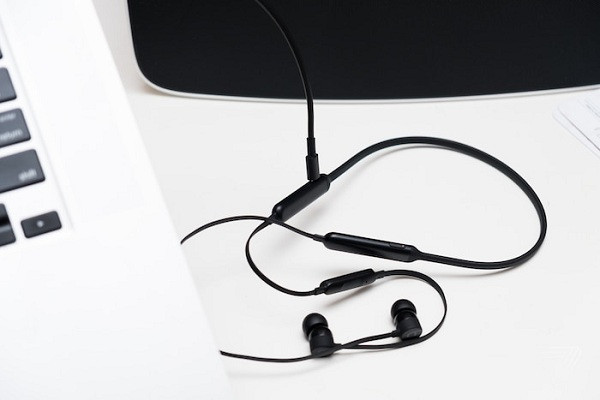 Tháng 4 vừa qua, leaker Jon Prosser bật mí một siêu phẩm tai nghe Apple mới có tên là AirPods X. Đây không phải dạng tai nghe true wireless, mà sẽ có thiết kế tương tự Beats X, tức là vẫn có dây nối giữa hai bên tai nghe.