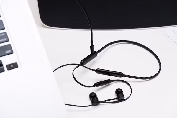 Tháng 4 vừa qua, leaker Jon Prosser bật mí một siêu phẩm tai nghe Apple mới có tên là AirPods X. Đây không phải dạng tai nghe true wireless, mà sẽ có thiết kế tương tự Beats X, tức là vẫn có dây nối giữa hai bên tai nghe.