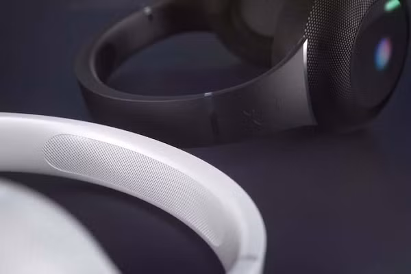 Ông còn tiết lộ thêm, Apple đang phát triển hai biến thể của StudioPods có tùy biến giống với Apple Watch. Trước đó, đã có vài báo cáo chỉ ra rằng chúng có mức giá tầm 350 USD.