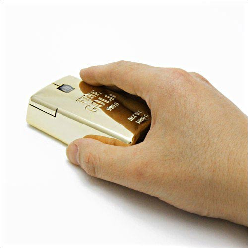 Đó là không chỉ được bao phủ thân chuột bằng vàng mà còn tạo ra vẻ ngoài cho chú chuột máy tính mang hình dạng của một thỏi vàng đích thực. Chú chuột mà các bạn đang thấy có giá thành 36.835 USD (khoảng hơn 773 triệu đồng). Mời quý độc giả đón xem thêm video Apple phát triển bàn phím cảm ứng cho Macbook - Nguồn: VTC NOW