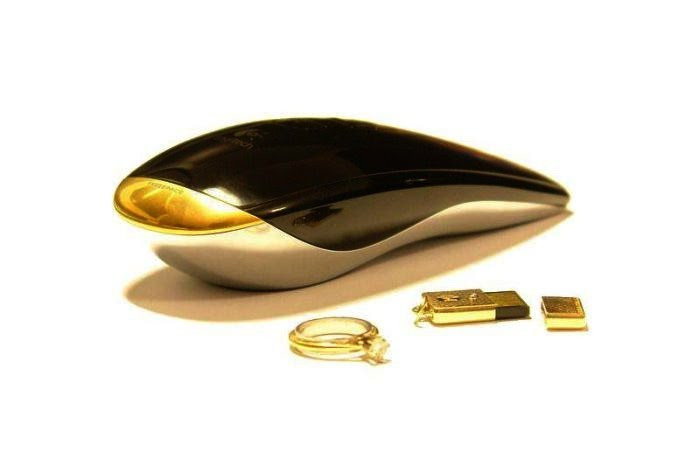 Phiên bản chuột máy tính đặc biệt này được bọc trong một lớp vỏ bằng vàng ròng. Đầu kết nối cổng USB với máy tính cũng được chế tác cực kì tinh xảo.