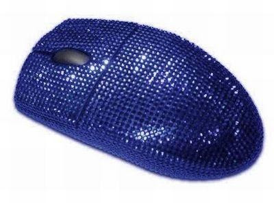Chuột máy tính MJ Blue Sapphire Mouse có thiết kế khá tinh tế và đúng như tên gọi của mình, chú chuột này được trang hoàng toàn bộ bằng đá Sapphire xanh. MJ từng được bán trên thị trường với mức giá 27.940 USD (khoảng hơn 586 triệu đồng).