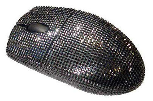 Logitech Black Diamond có điểm nhấn đến từ lớp kim cương đen được chế tác tuyệt đẹp và phủ trọn lên thân chuột.