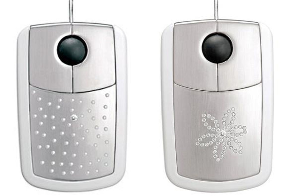 Không những thê, chú chuột này còn được bảo vệ bằng một lớp hợp kim palladium vô cùng rắn chắc. Khi người sử dụng có nhu cầu sở hữu chuột nạm vàng trắng này, có thể có hai lựa chọn đó là hoặc sẽ chọn bản kim cương được kết thành hình bông hoa hoặc bản kim cương được xếp ngẫu nhiên.