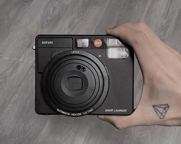 Sơn Tùng M-TP đã chính thức ra nhập hội mê máy ảnh phim. Mới đây, nam ca sĩ hào hứng khoe chiếc máy ảnh hiệu Leica mà anh mới "tậu" cùng dòng caption "Tách tách, và chúng ta sẽ có một bức ảnh hoàn hảo". Ảnh: Instagram NV