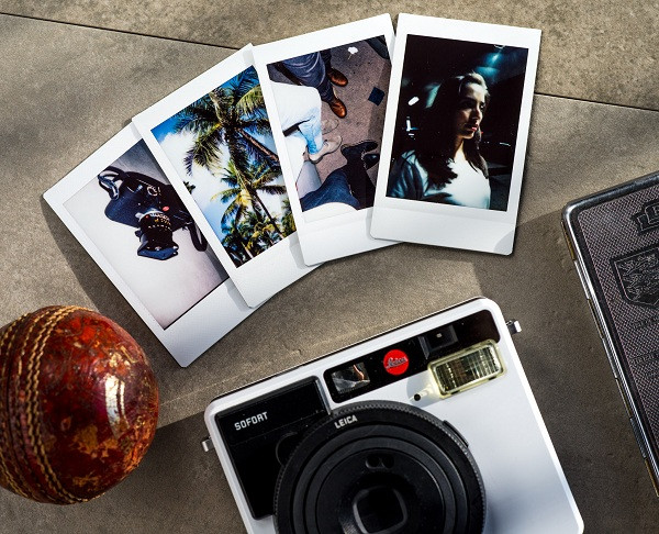 Hiện tại chiếc máy ảnh này có giá 500Euro (khoảng 13 triệu đồng). Một hộp phim dùng cho máy ảnh Leica Sofort được đóng gói 10 hoặc 20 tấm, giá bán ở thị trường Việt Nam dao động từ 200.000 - 400.000 đồng.