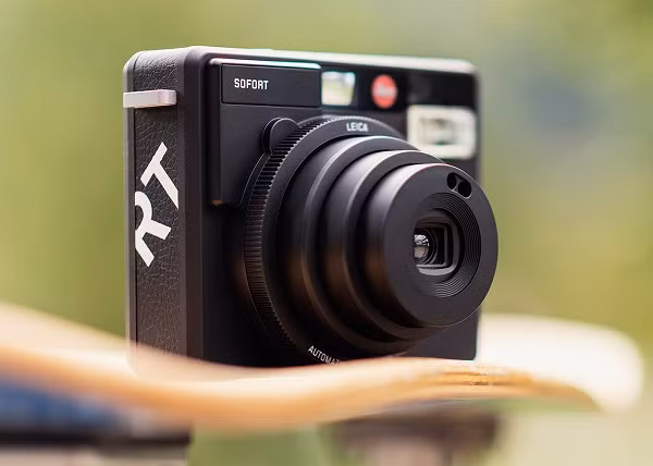 Ngay lập tức, các fans đã nhanh chóng soi ra "danh tinh'' của chiếc máy ảnh được MTP ''sủng ái". Máy ảnh Leica Sofort thuộc dòng instant camera (máy ảnh chụp lấy liền), được những người trẻ mê nhiếp ảnh yêu thích.