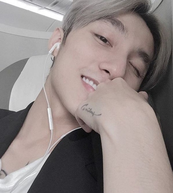 Trước đó, Sơn Tùng xuất hiện cùng tai nghe có dây của Apple. Chắc hẳn thời điểm này anh chàng có sử dụng một chiếc iPhone hoặc sản phẩm công nghệ của Táo khuyết.