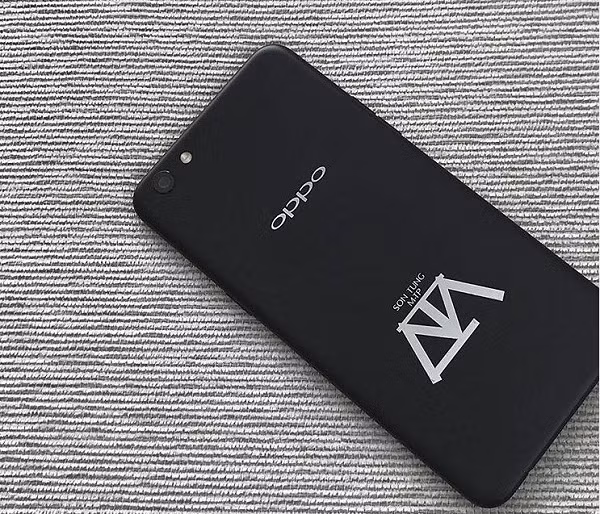 Hình ảnh chiếc smartphone Oppo F3 với logo MTP sau ốp lưng từng được nam ca sĩ chia sẻ trên trang cá nhân. Trong MV "Hãy trao cho anh" ra mắt năm 2019, anh cầm trên tay chiếc Oppo F9 đầy sắc màu.